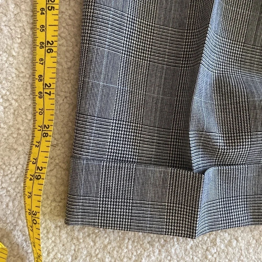 Hickey Freeman Classic two piece suit, 100% Wool like new, pants no pleats 36/30